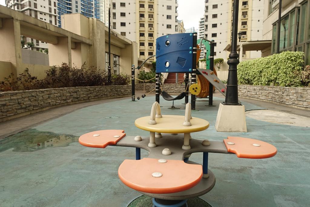 Luxury Condo At Forbeswood Parklane The Fort Bgc Makati City Exterior photo